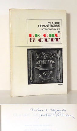 LE CRU ET LE CUIT [ THE RAW AND THE COOKED ] Mythologiques. Claude Levi-Strauss.